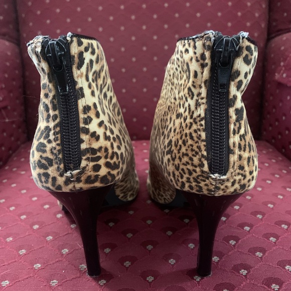Carlos by Carlos Santana Women's Pizazz - Leopard Heeled Bootie - 6.5 M - Picture 2 of 8